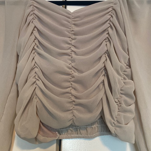 Romantic cropped blouse with ruching and bell sleeves - Picture 3 of 4